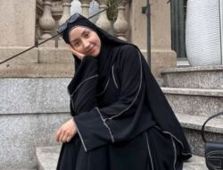 10 Inspirasi Outfit Lebaran Hitam Elegan nan Modern untuk Tampil Memukau