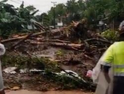 Akses Anyer Terputus Longsor, Warga Gunakan Jalur Palima-Cinangka