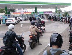 Antrean Kilometer di SPBU Swasta: Gejolak Harga BBM Picu Krisis Bahan Bakar