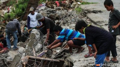 Jejak Cuan: Bisnis Bongkaran Besi di Kali Sepak Gabus Bekasi