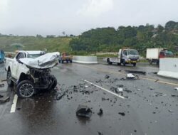 Kecelakaan Tunggal Tol Cisumdawu: Mobil Ringsek, Pengemudi Kritis