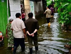 Prabowo Subianto Santuni Warga Bekasi Terdampak Banjir