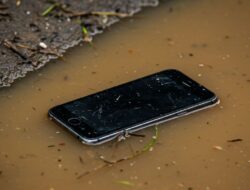 Smartphone Terendam Banjir? Ikuti 10 Langkah Pertolongan Pertama Ini